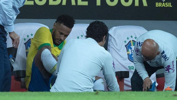 Neymar, atendido por los médicos en el banquillo