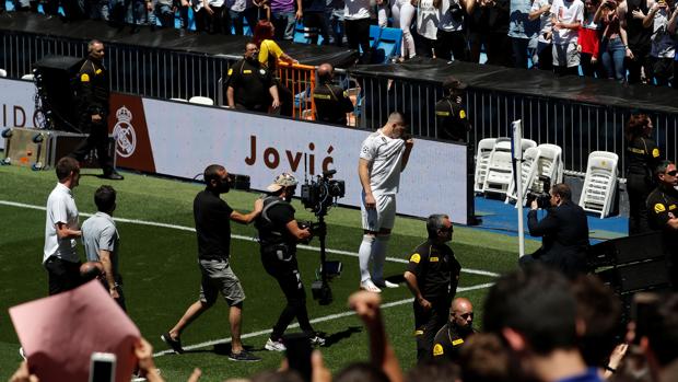 Luka Jovic se besa el escudo del Real Madrid durante su presentación