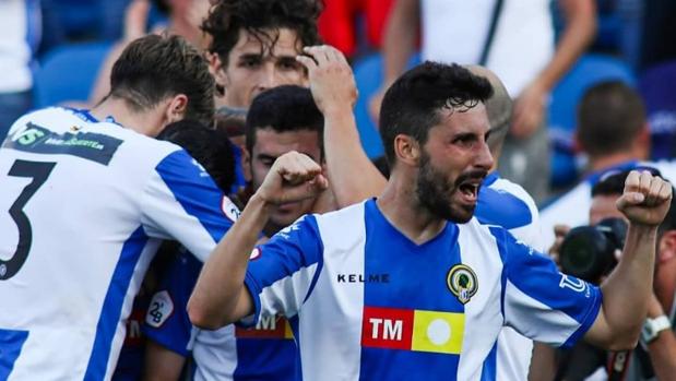 Los jugadores del Hércules celebran un gol en el partido de ida ante el Logroñés