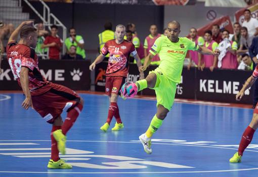 Leo Santana (Barça) rodeado de rivales