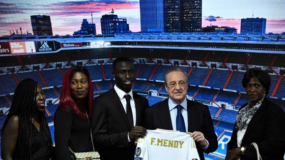 Mendy junto a su familia y Florentino Pérez