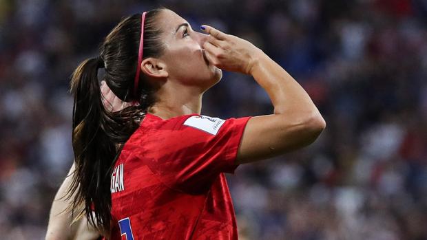 Alex Morgan simula que se bebe una taza de té
