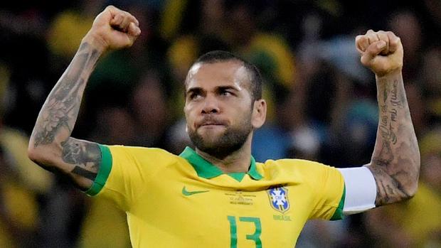Alves celebra el triunfo sobre Perú en la final de la Copa América
