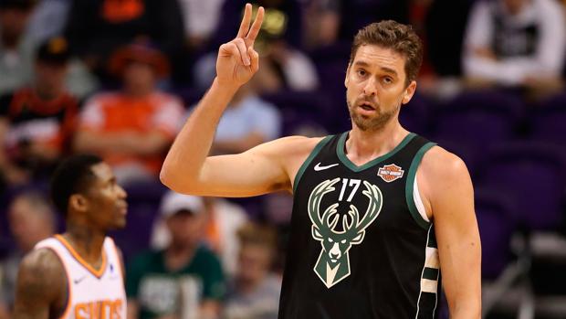 Pau GAsol, durante un partido con los Bucks