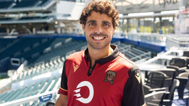José Pedrosa posa con la camiseta del Valour FC