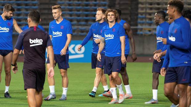 El Barcelona se entrena en Japón