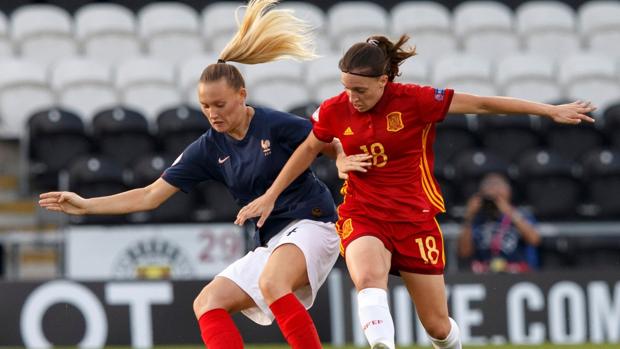 La jugadora de la selección española de fútbol femenino sub-19 Eva Navarro disputa un balón con la defensa francesa Emeline Saint-Georges