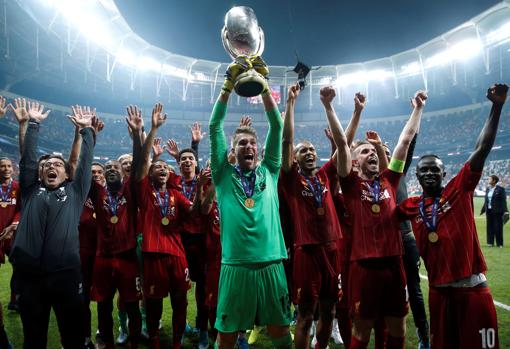 Adrián San Miguel, levantando la Supercopa de Europa ganada por el Liverpool