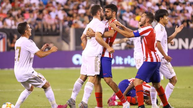 Carvajal y Costa se enfrentan durante el derbi madrileño jugado en pretemporada