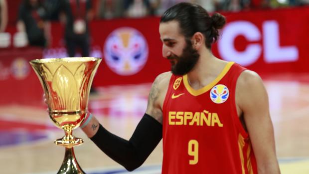 Ricky Rubio, con el trofeo de campeones del mundo