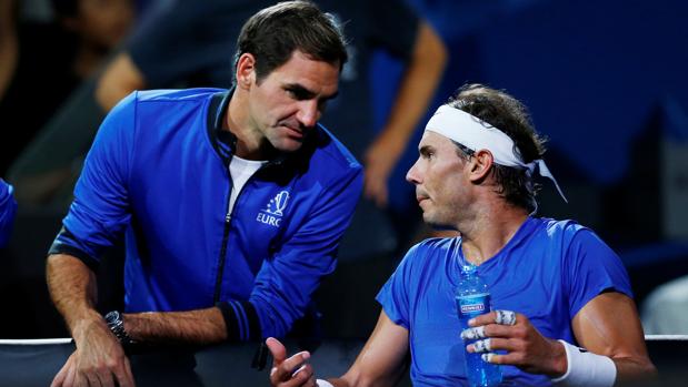 Federer dialoga con Nadal durante el partido que el balear disputó contra Raonic