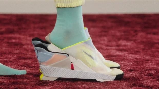 Las revolucionarias zapatillas que se abrochan sin necesidad de usar las  manos