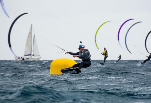 Theo de Ramecourt passes one of the buoys of the regatta course set up by the Club Vela Palamós