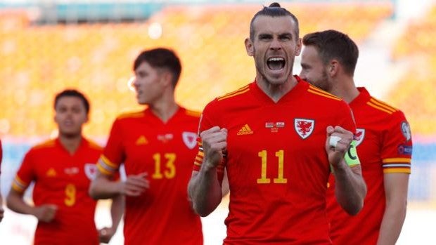 Gareth Bale celebra uno de sus goles ante Bielorrusia