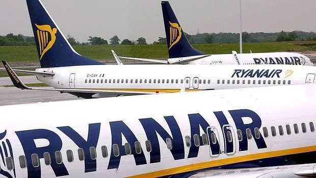 Ryanair contrata en Sevilla: busca 100 asistentes de vuelo