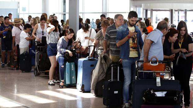 Colas para presentar reclamaciones a Vueling, en la Terminal 1 del Aeropuerto de El Prat, en Barcelona