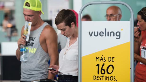 Pasajeros en una de las colas de factuaración de Vueling