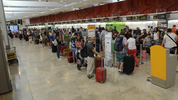Colas en el aerpouerto de Barajas el pasado verano