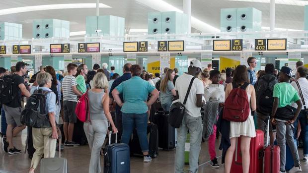 Pasajeros durante los retrasos sufridos en anteriores semanas en Barcelona