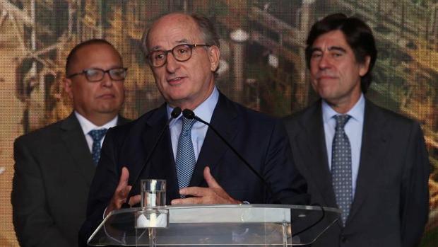 Antonio Brufau, en primer término, Pedro Pablo Kuczynski (a la izq.) y Manuel Manrique , durante el acto