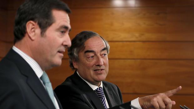 Los presidentes de la patronal CEOE y Cepyme, Juan Rosell (d) y Antonio Garamendi (i)
