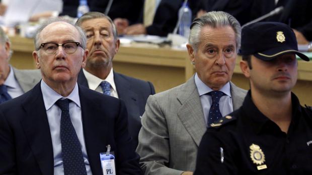Rodrigo Rato sentado junto a Miguel Blesa durante el juicio por las tarjetas «black»