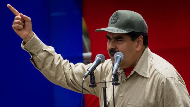 El presidente de Venezuela, Nicolás Maduro, habla junto a miembros de la Fuerza Armada Nacional Bolivariana (FANB)