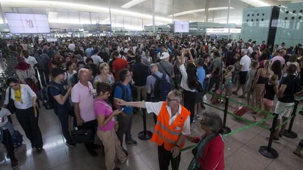 Las colas para acceder al control de seguridad del Aeropuerto de Barcelona-El Prat