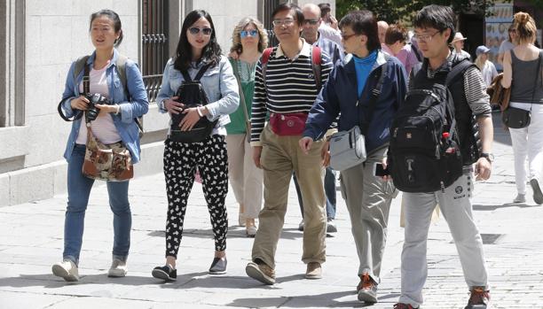 Turistas chinos pasean por el centro de Madrid
