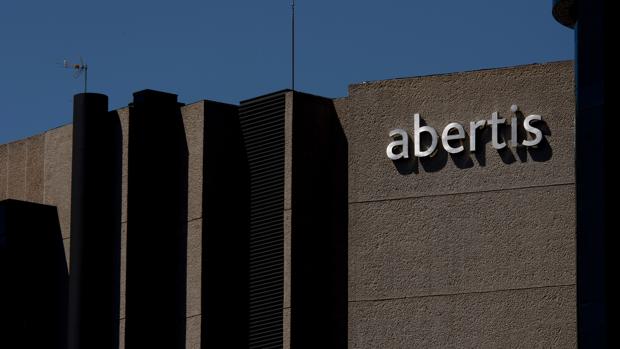 ACS ha iniciado una guerra de opas por Abertis
