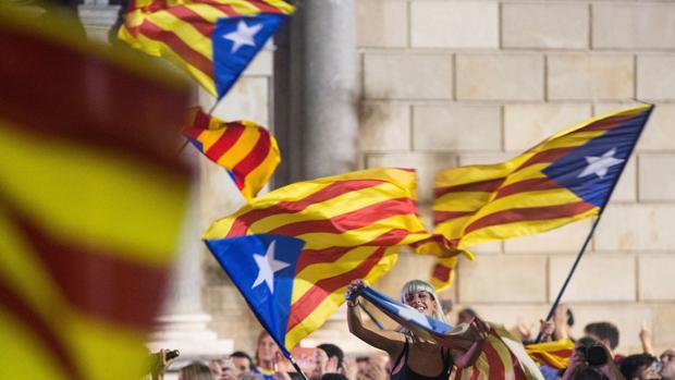 Banderas independentistas en una manifestación. La deuda ha galopado, durante años, en paralelo al creciente órdago del nacionalismo