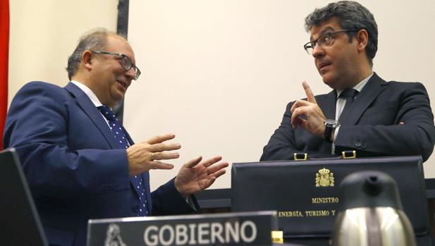 El ministro de Energía (derecha), esta tarde, antes de comenzar la comisión en el Congreso