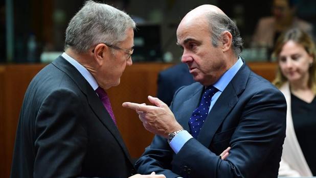 El alemán Klaus Regling junto a Luis de Guindos en una imagen de archivo