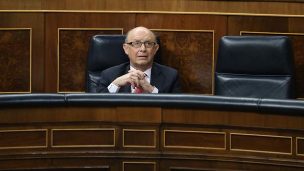 El ministro de Hacienda, Cristóbal Montoro, en sesión de control del Congreso de los Diputados