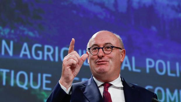 El comisario de Agricultura, Phil Hogan, ha asegurado el apoyo de Bruselas contra los aranceles de Trump a la aceituna