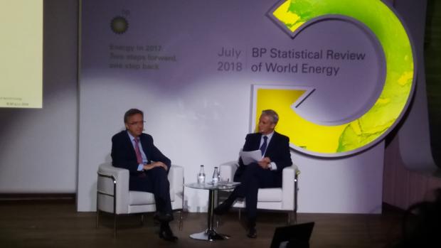 Luis Aires, presidente de BP España, a la izquierda, hoy, durante la presentación