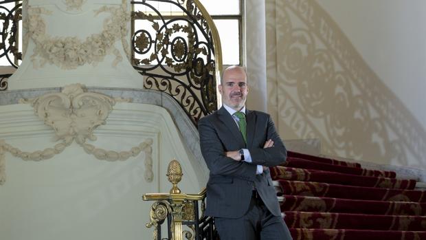 José Antonio Benedicto, en la escalera de la sede de Función Pública en el antiguo Palacio de Adanero