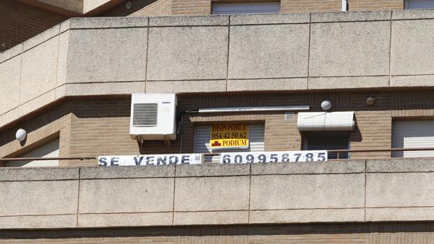 Edificios con carteles de alquiler y venta de pisos