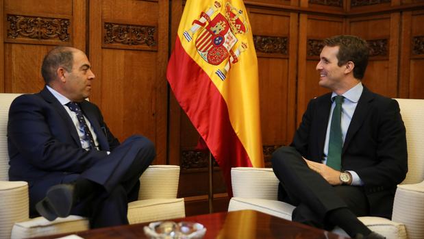 Pablo Casado (d), durante la reunión que ha mantenido con el presidente de ATA, Lorenzo Amor