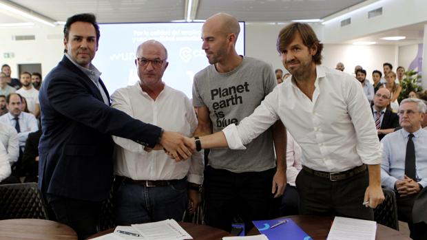 El presidente de Unauto VTC, Eduardo Martín (i); el secretario general de FeSMC-UGT, Miguel Ángel Cilleros (2i); el consejero delegado de Cabify, Juan de Antonio (2d); y el presidente de Vector Ronda Teleport, Rosauro Varo (d)