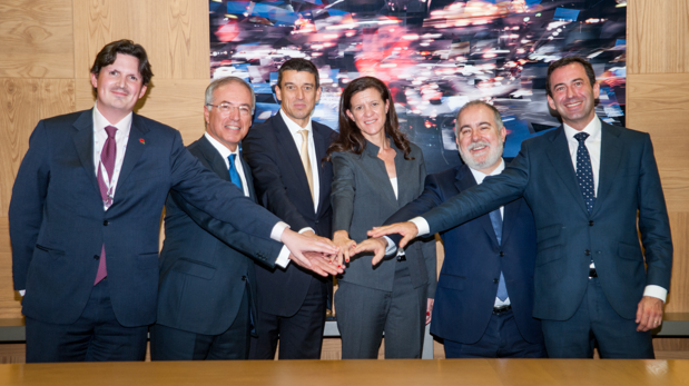 Phil T.B. Bownes (Wren House), Miguel Antoñanzas (presidente de Viesgo), Juan Caño (Macquarie), María Victoria Zingoni (Repsol), Francisco Vázquez (Repsol electricidad y gas) y Javier Anzola (Viesgo/Repsol electricidad y gas).