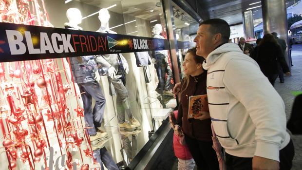 Los escaparates anuncian la llegada del Black Friday