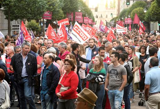 Vista de la multitudinaria manifestación convocada por los sindicatos UGT, CC.OO y CGT a principios de septiembre