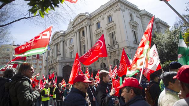 Manifestación de trabajadores de Endesa en marzo pasado frente a la embajada de Italia en Madrid