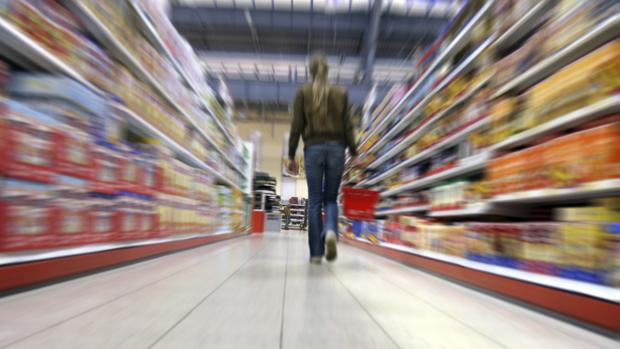 Supermercado con productos envasados
