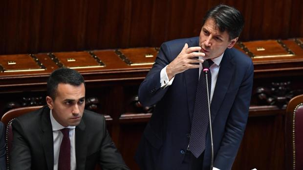 El primer ministro italiano, Giuseppe Conte (dcha), junto a su ministro de Empleo y líder del Movimiento Cinco Estrellas, Luigi Di Maio