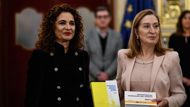 La ministra de Hacienda, María Jesús Montero, presenta el propyecto de Presupuestos a la presidenta del Congreso, Ana Pastor