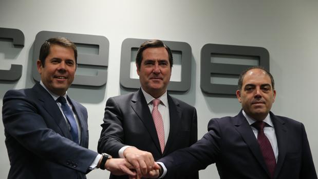 Lorenzo Amor (primero por la derecha), presidente de ATA, junto a los máximos responsables de CEOE Antonio Garamendi (centro) y de Cepyme, Gerardo Cueva