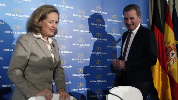 La ministra de Economía y Empresa, Nadia Calviño (izda) y el comisario de Programación Financiera y Presupuestos, Günther Oettinger