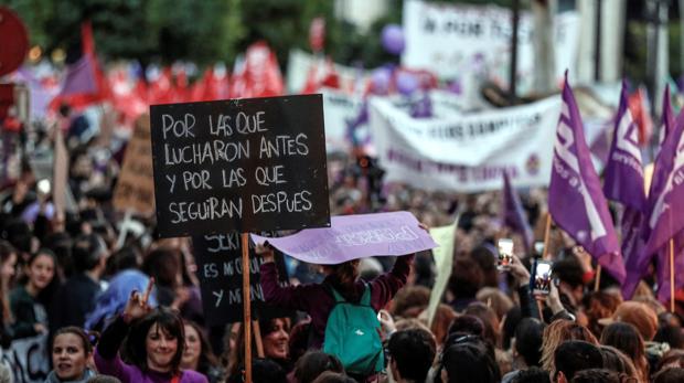 En caso de servicios mínimos sí hay obligación de asistir al lugar de trabajo menos por un motivo justificado
